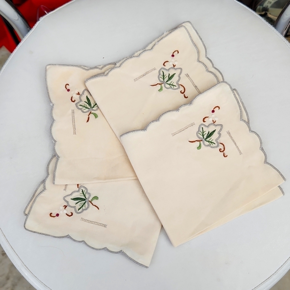 4 Vintage Linen Embroidered Leaf Napkins - Picture 2 of 4